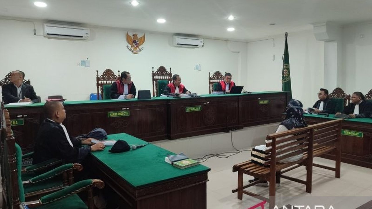 Jaksa tuntut karyawan BSI Bengkulu, Tiara Kania Dewi, 11 tahun penjara dan denda Rp10 miliar terkait kasus fraud deposito yang merugikan nasabah hingga Rp8 miliar.