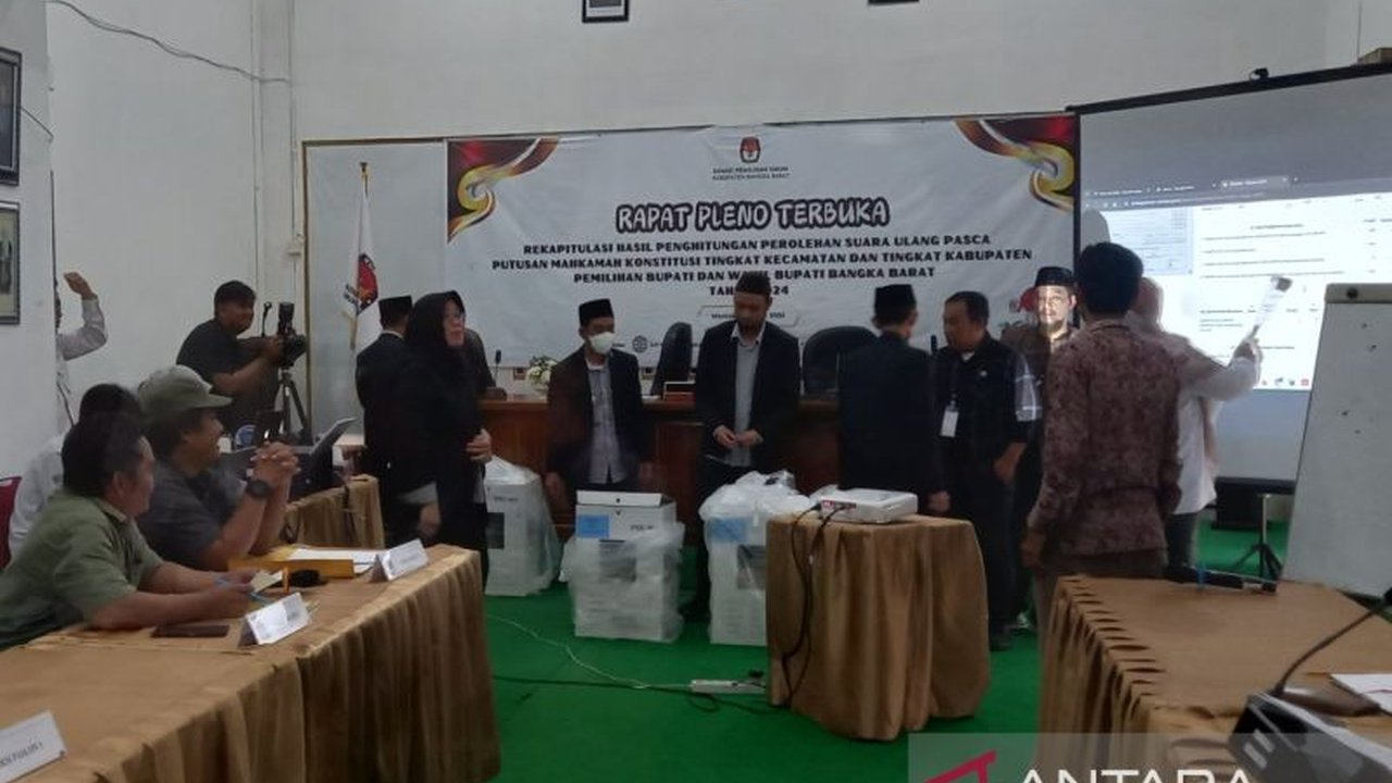 KPU Bangka Barat menggelar rapat pleno rekapitulasi hasil PSU Pilkada 2024 dengan tingkat partisipasi pemilih meningkat signifikan, mencapai 76,34 persen.