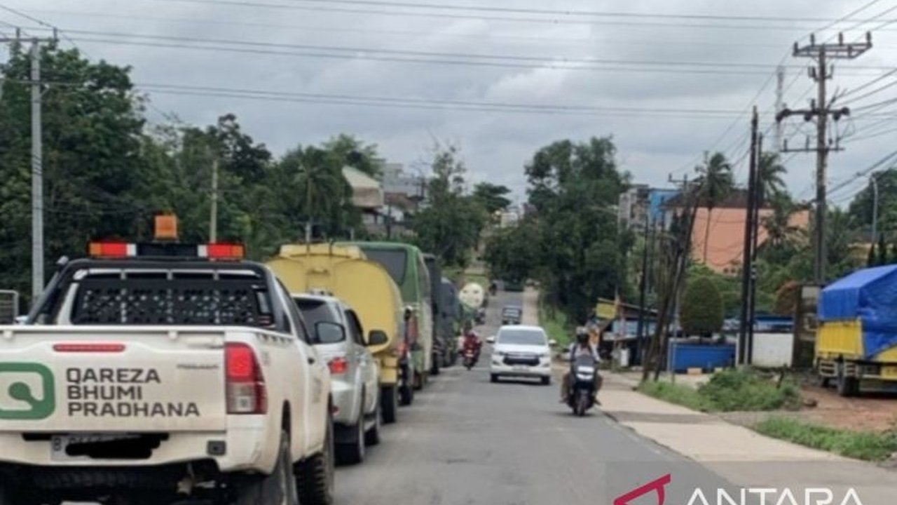 H-7 Lebaran 2025, Jalan Lintas Timur Palembang-Banyuasin dipadati pemudik, menyebabkan kemacetan parah meskipun tol fungsional telah dibuka sebagian.