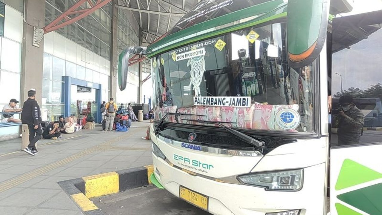 Demi keselamatan pemudik Lebaran 2025, pengelola Terminal Pulo Gebang lakukan ramp check berkala untuk memastikan kelaikan bus AKAP yang beroperasi.