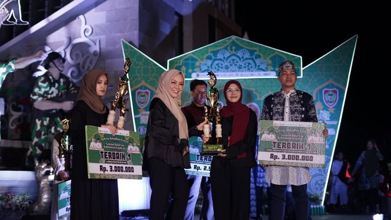 Mahasiswi Ilmu Komunikasi UMPR, Enjang Dwi Hapsari, menjuarai Kalteng Ramadhan Festival dengan desain busana modest fashion bertema budaya Kalimantan Tengah yang memadukan tradisi dan modernitas.