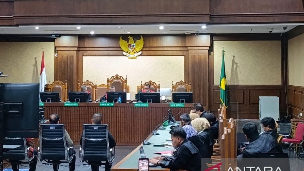 Mantan Sekretaris Utama Basarnas, Max Ruland Boseke, divonis 5 tahun penjara dan denda Rp500 juta karena terbukti korupsi pengadaan kendaraan pada 2014 yang merugikan negara Rp20,44 miliar.