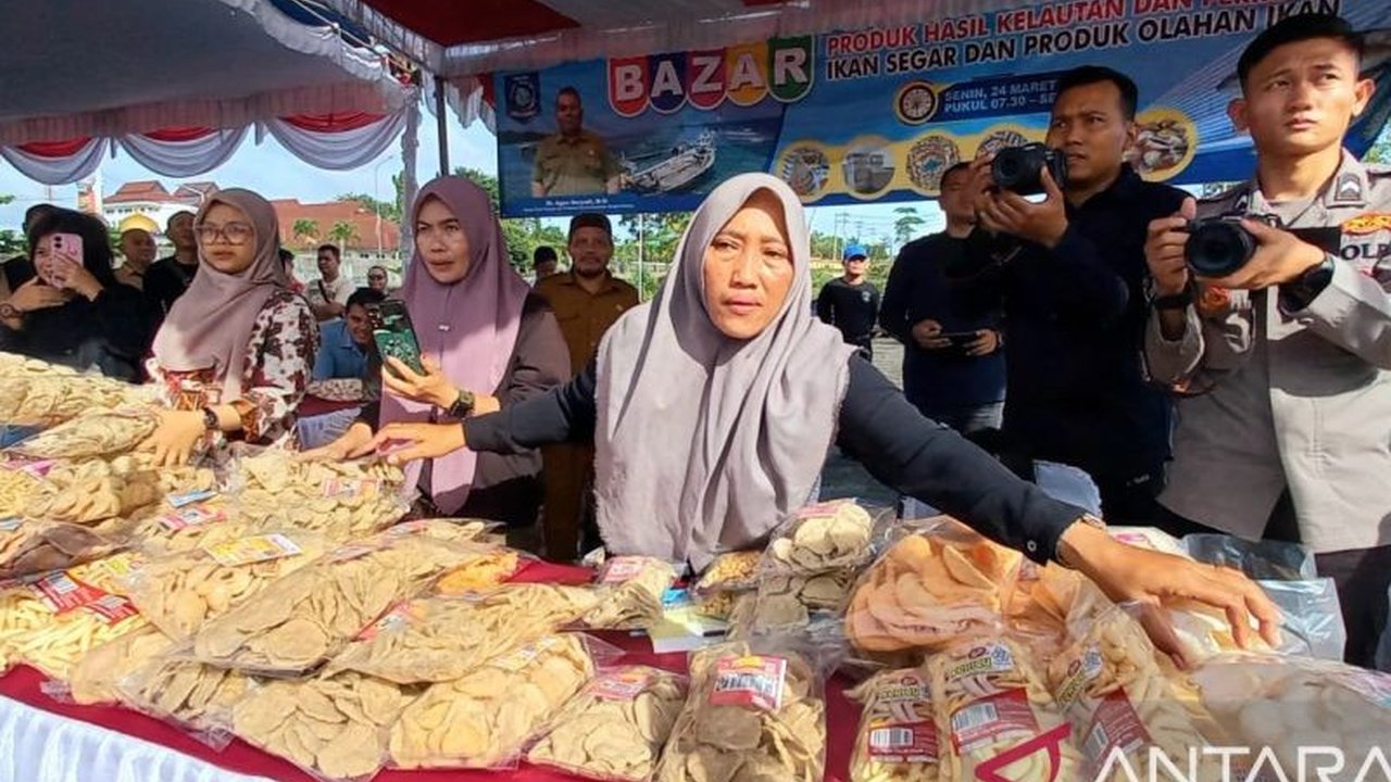 Dinas Kelautan dan Perikanan Babel menawarkan ikan segar dan produk olahannya dengan harga terjangkau di Bazar Ramadhan Polri Presisi Polda Babel, membantu warga jelang Lebaran.