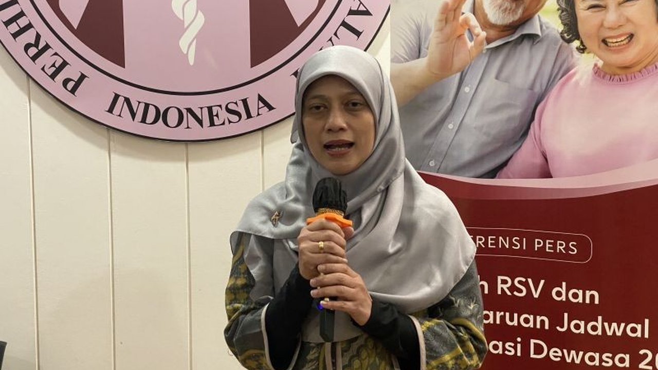 Kementerian Kesehatan RI memperingatkan tripledemik, yaitu ancaman bersamaan RSV, COVID-19, dan influenza, yang berdampak signifikan pada kesehatan dan ekonomi Indonesia, terutama pada lansia.