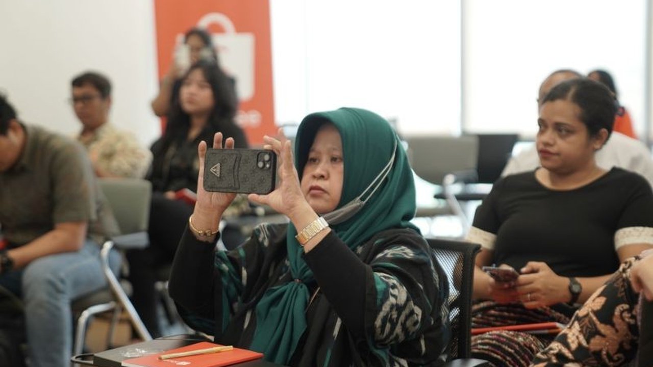 Karyawan senior Pos Indonesia mengikuti pelatihan afiliator Shopee untuk menambah penghasilan pasca pensiun, memanfaatkan pelatihan gratis dan materi pembuatan konten menarik.