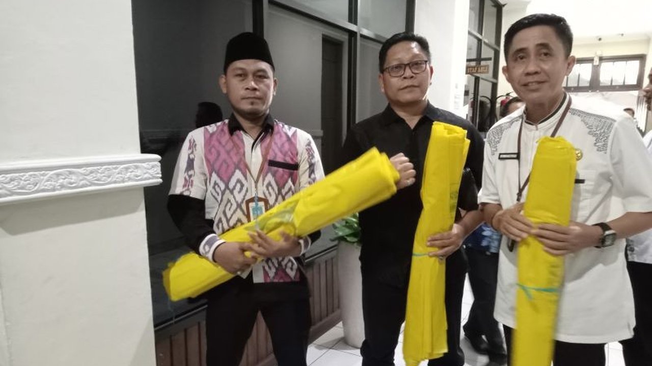 Dinas Lingkungan Hidup (DLH) Kota Mataram membagikan ratusan kantong sampah kepada panitia pawai takbiran untuk mengurangi sampah selama perayaan Idul Fitri.