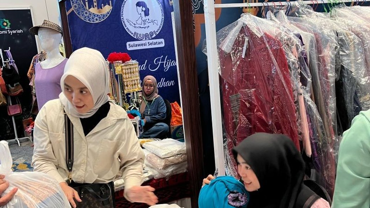 Pemerintah Provinsi Sulawesi Selatan berkomitmen memberikan berbagai fasilitas untuk memberdayakan perempuan pelaku UMKM, termasuk pelatihan kewirausahaan dan akses pendanaan, guna meningkatkan daya saing mereka di pasar.