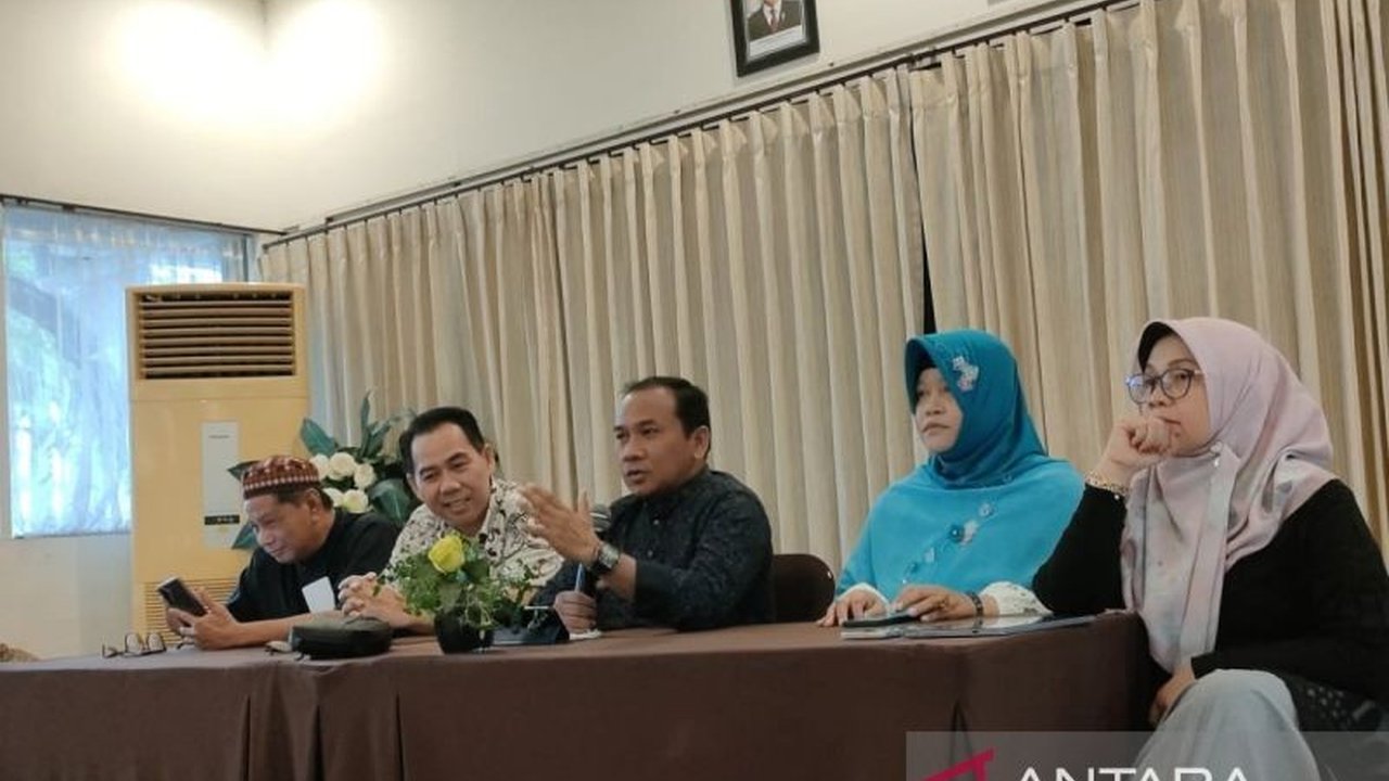 Ikatan Sarjana Ekonomi Indonesia (ISEI) Banjarmasin menggelar diskusi panel untuk membahas kondisi ekonomi Indonesia terkini, mulai dari efisiensi anggaran hingga peran Badan Pengelola Investasi (BPI) Danantara dalam menarik investasi asing.