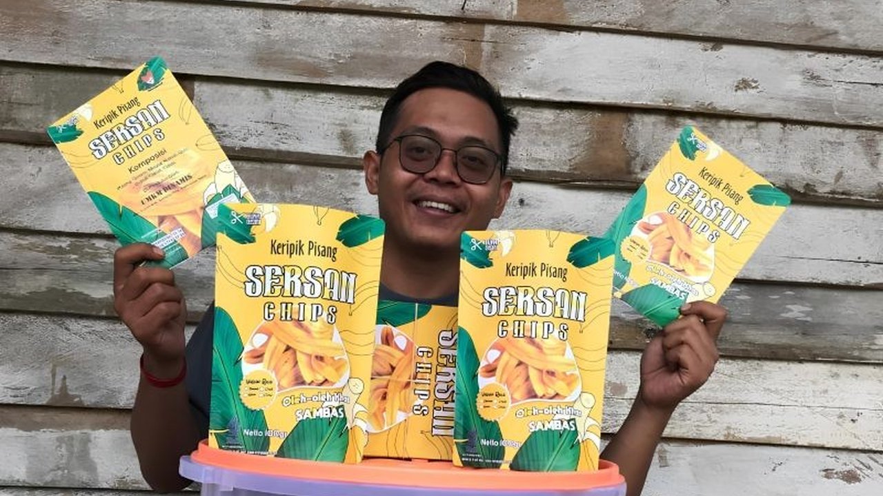 Rumah Kemilau, UMKM di Sambas, Kalimantan Barat, memberdayakan janda dan petani lokal melalui produksi keripik pisang dan ubi ungu, sekaligus mendapat dukungan pendanaan KUR BRI dan pelatihan dari Rumah BUMN Sambas.