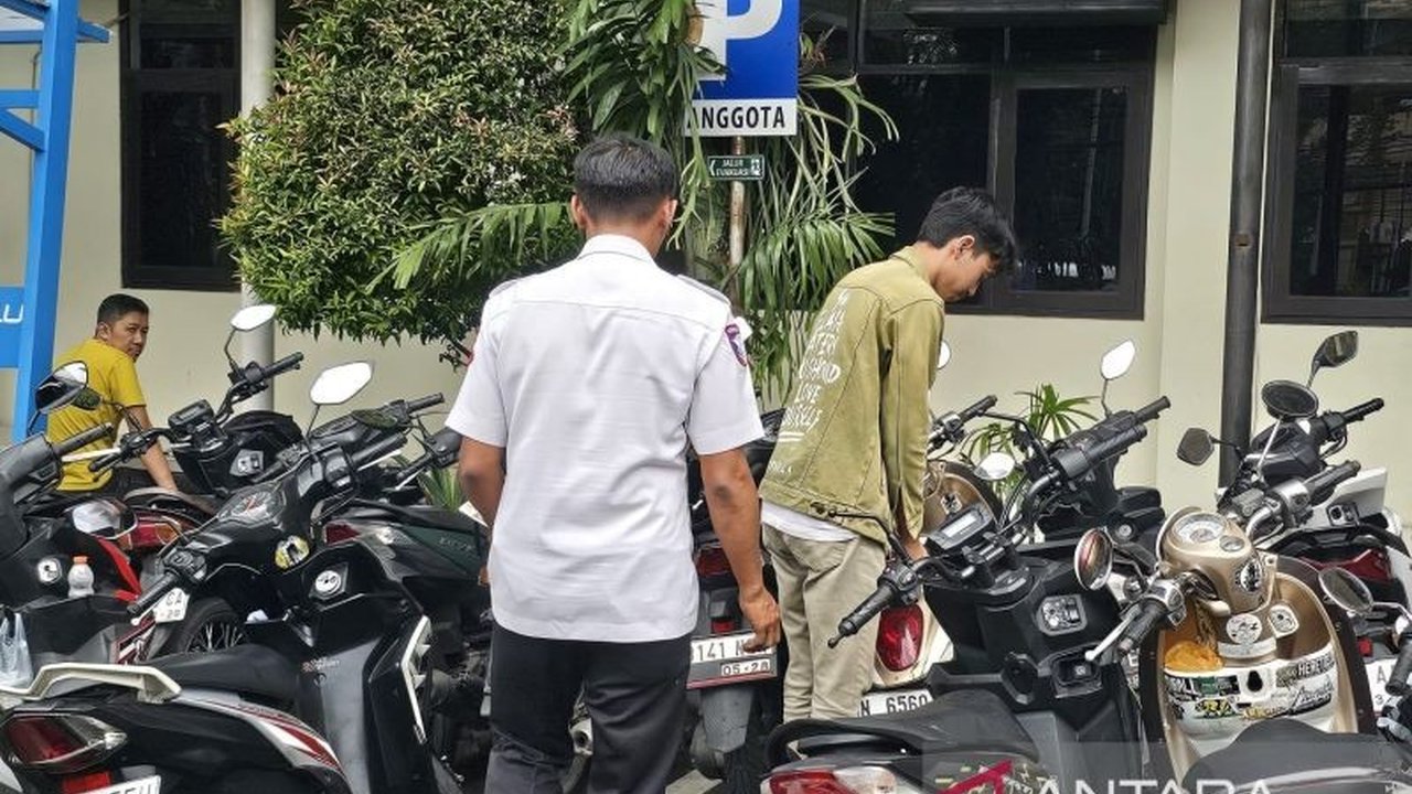 Polresta Malang Kota memfasilitasi pengambilan 80 sepeda motor yang diamankan saat demo UU TNI di Alun-Alun Tugu, Minggu (23/3), dengan syarat menunjukkan dokumen kepemilikan dan identitas.