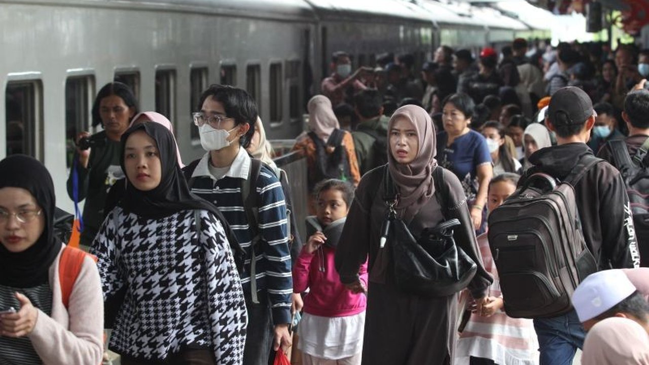 PT KAI Daop 8 Surabaya melayani 144.182 penumpang kereta api jarak jauh selama periode angkutan Lebaran 2025 (21-24 Maret), dengan pemeriksaan narkoba menyeluruh bagi petugas untuk memastikan keselamatan.