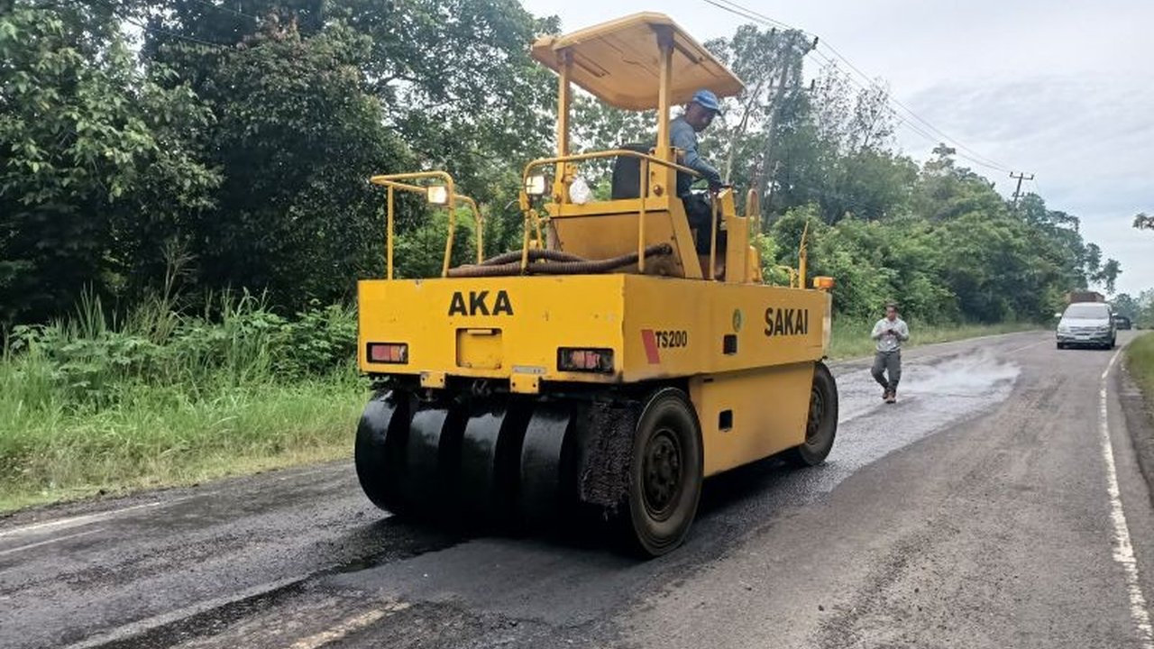 Jelang Lebaran 2025, Balai Besar Pengawas Jalan Nasional (BBPJN) Wilayah II Sumatera Selatan gencar memperbaiki jalan lintas di Kabupaten Ogan Komering Ulu (OKU) untuk kenyamanan pemudik.