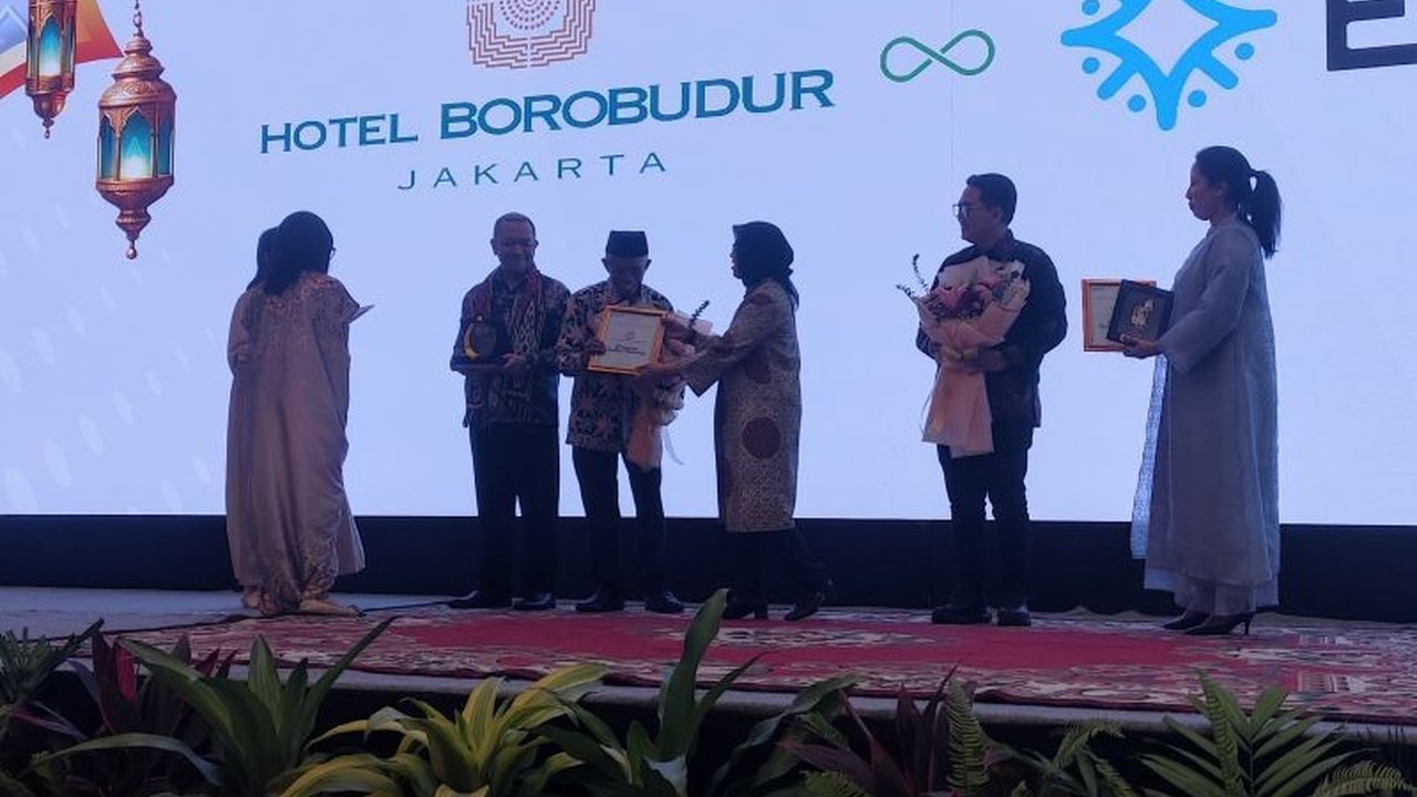 Forum Pembauran Kebangsaan DKI Jakarta mendapat penghargaan dari Hotel Borobudur atas kontribusinya dalam menjaga kebinekaan dan persatuan Indonesia, sekaligus menampilkan pertunjukan angklung dalam acara tersebut.