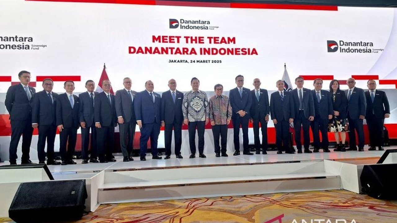 Anjloknya IHSG di tengah pengumuman kepengurusan Danantara memicu pertanyaan tentang dampak sovereign wealth fund terhadap pasar saham Indonesia dan sentimen investor.