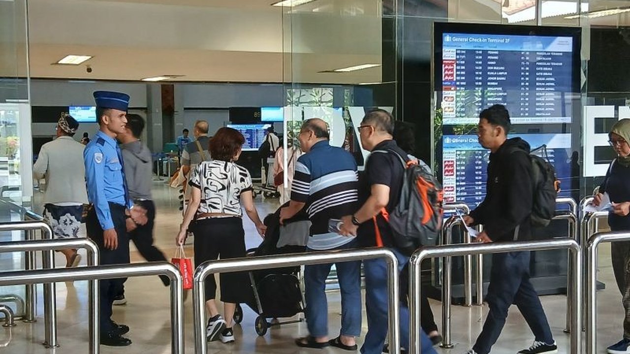 Bandara Soekarno-Hatta (Soetta) mengalami peningkatan signifikan pergerakan penumpang arus mudik Lebaran 2025, mencapai 140.360 orang pada H-7, dengan proyeksi total 3,6 juta penumpang selama periode mudik.