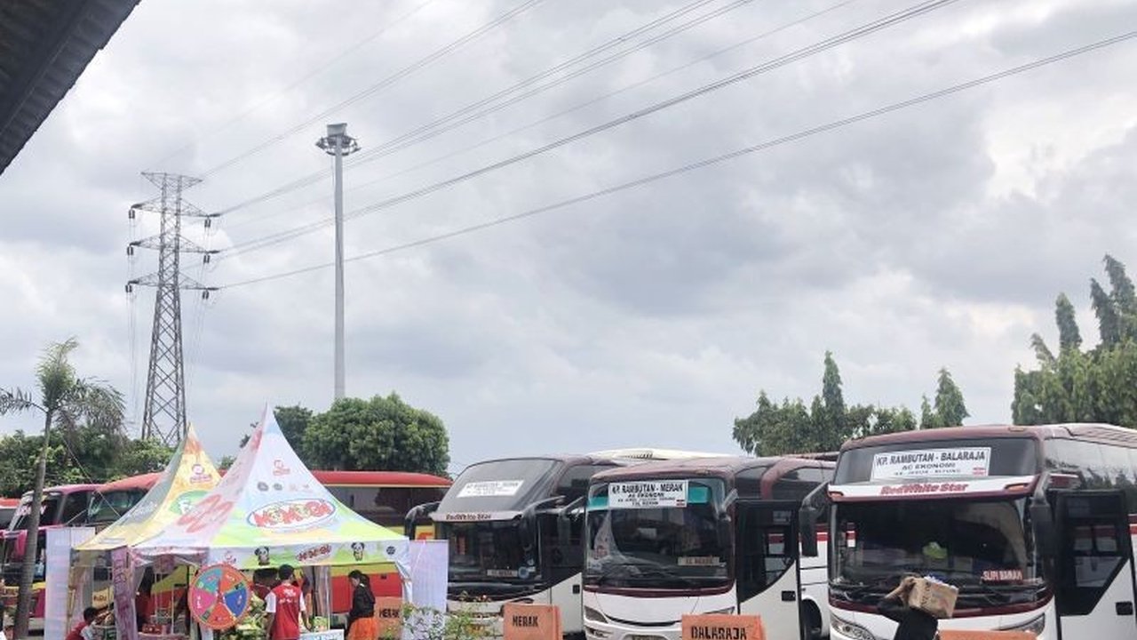Ratusan bus di Terminal Kampung Rambutan gagal uji ramp check jelang mudik Lebaran 2023, didominasi bus tujuan Sumatera dan Jawa, karena masalah ban, sabuk pengaman, dan kelengkapan lainnya.