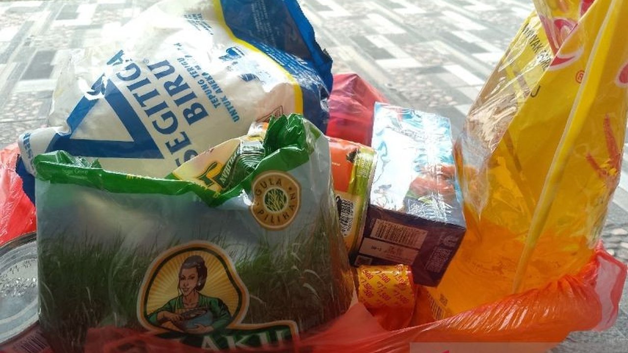 Dinas Perindustrian dan Perdagangan Biak Numfor meningkatkan pengawasan peredaran barang kedaluwarsa jelang Lebaran 2025 untuk melindungi konsumen dan mencegah praktik curang.