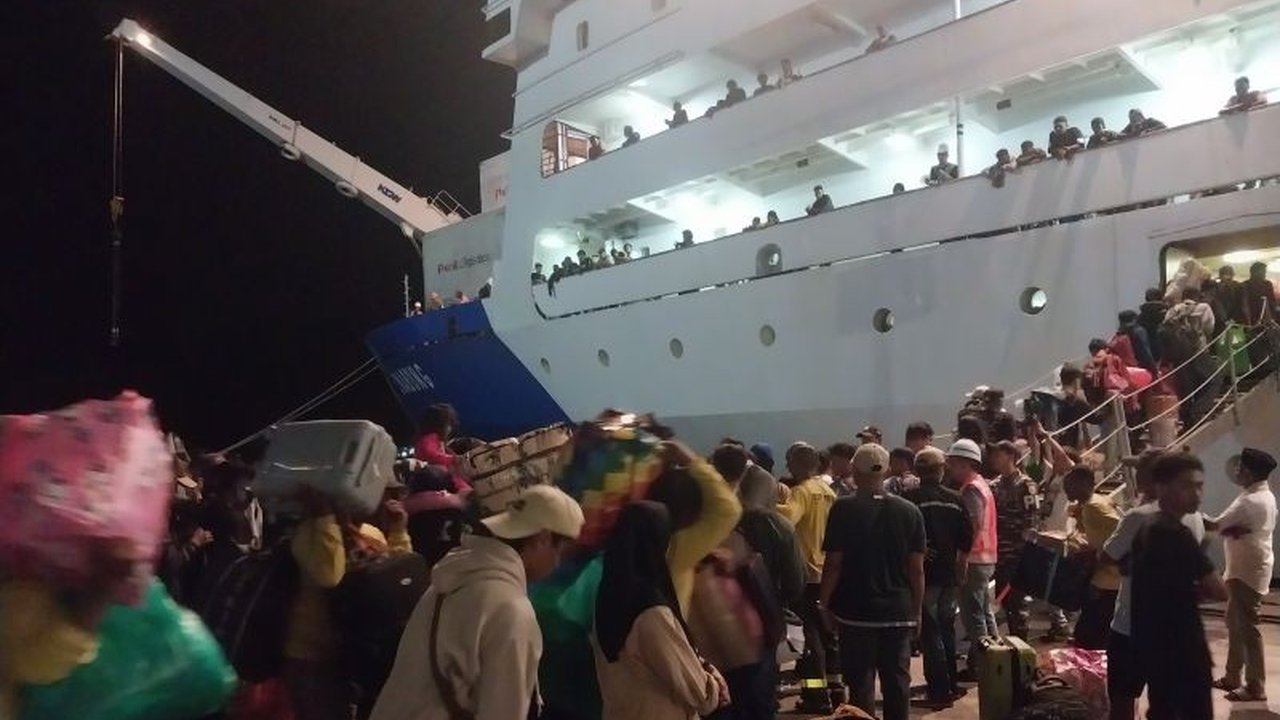 PT Pelni Cabang Ternate melaporkan peningkatan signifikan arus mudik Lebaran 2025, dengan tiket kapal KM Sinabung ludes terjual untuk rute populer seperti Bau-Bau, Makassar, dan Surabaya.