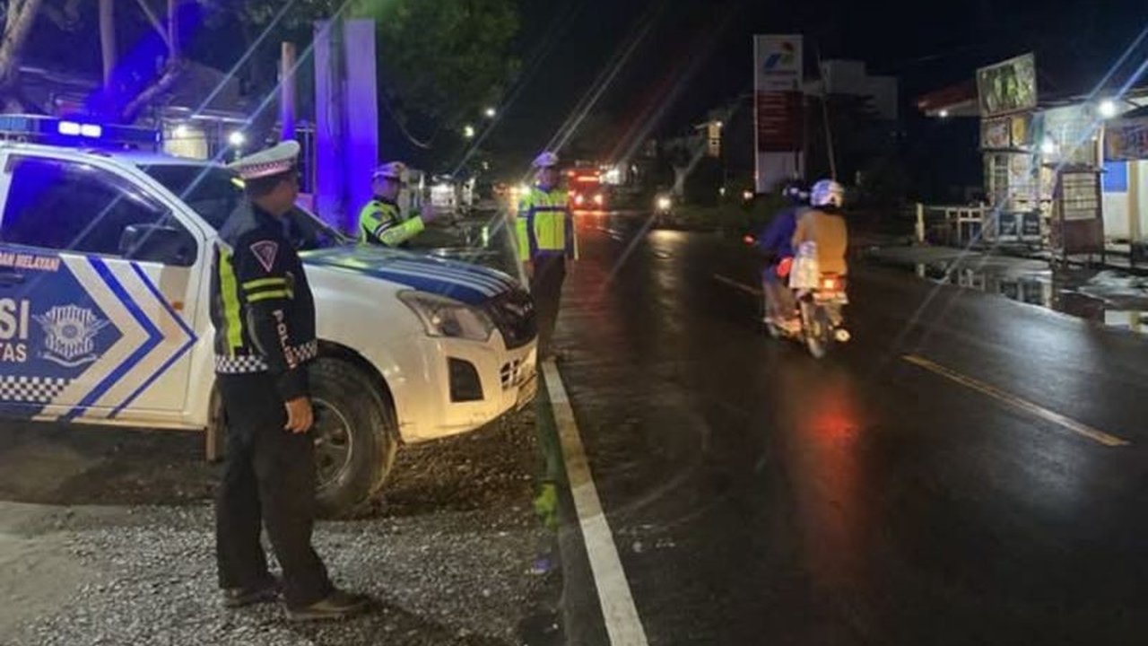 Polres Majene meningkatkan patroli untuk mencegah kejahatan dan menjaga keamanan selama Ramadhan dan menjelang Lebaran di Majene, Sulawesi Barat.