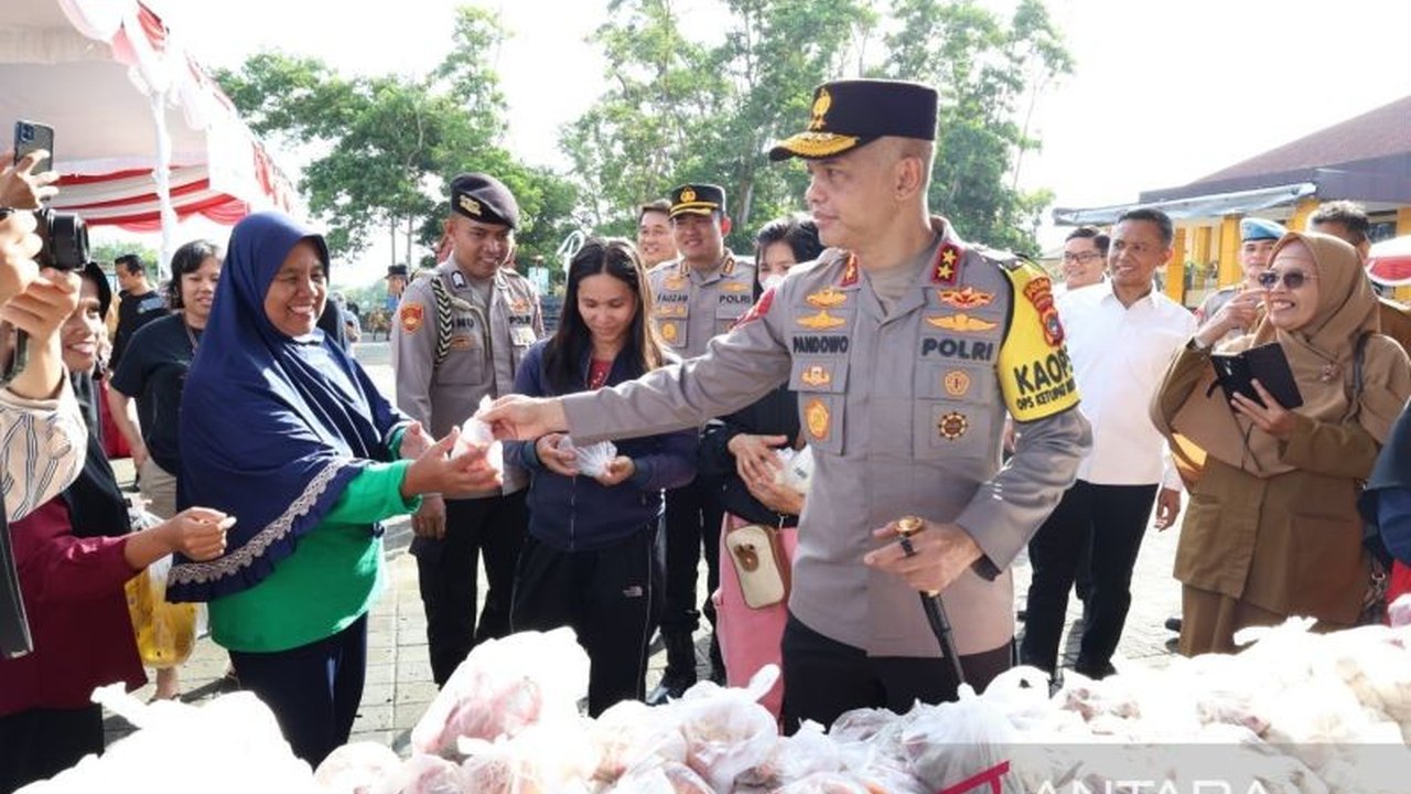 Kepolisian Daerah Kepulauan Bangka Belitung menggelar Bazar Ramadhan Polri Presisi untuk membantu warga memenuhi kebutuhan pokok menjelang Lebaran dengan harga terjangkau.