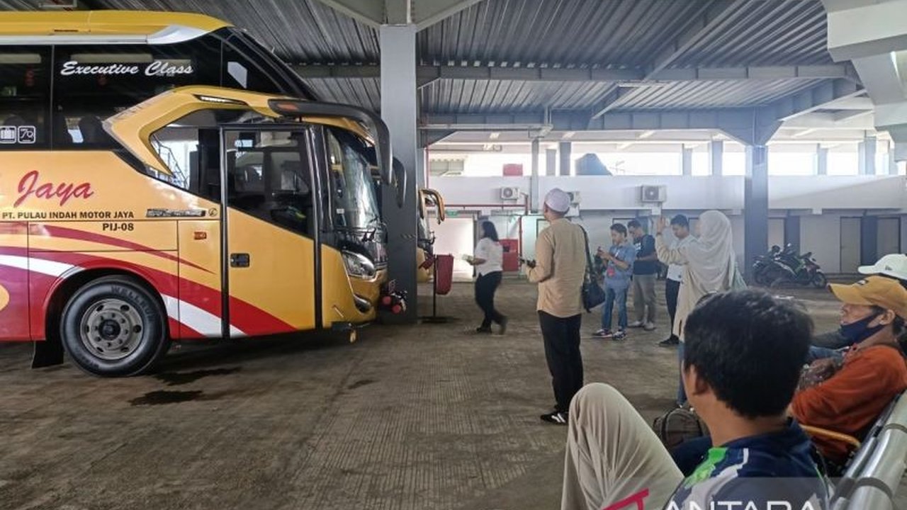 Penumpang bus AKAP rute Samarinda-Banjarmasin meningkat drastis akhir pekan lalu, diduga karena faktor akhir pekan, mudik Lebaran, dan sulitnya tiket pesawat.