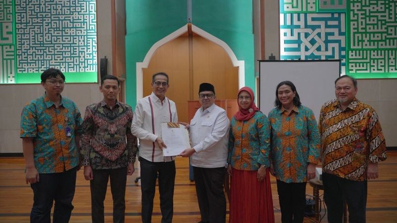 Bio Farma memperoleh sertifikat halal dari BPJPH untuk vaksin BCG, langkah strategis untuk meningkatkan daya saing produk di pasar domestik dan internasional serta menjamin keamanan dan kenyamanan bagi masyarakat Indonesia.