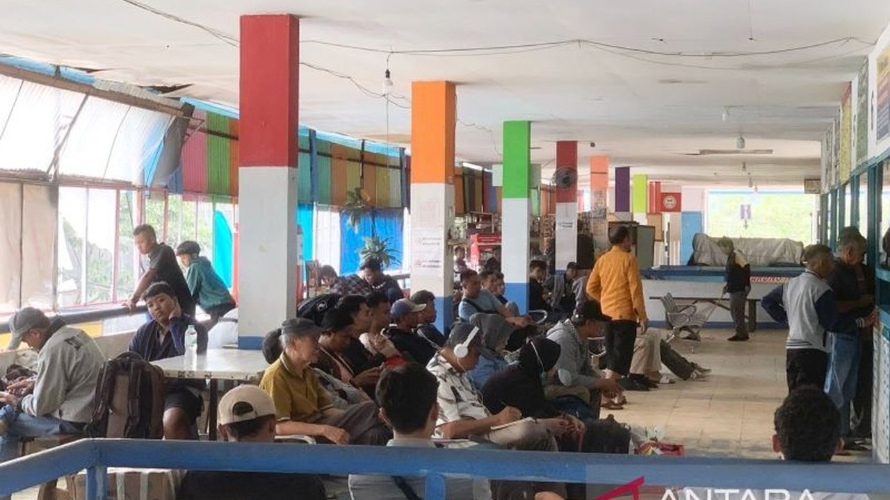 Harga tiket bus di Terminal Baranangsiang, Bogor, naik bertahap hingga 100 persen jelang Lebaran 2025, seiring peningkatan jumlah penumpang yang mulai terlihat sejak 22 Maret 2025.