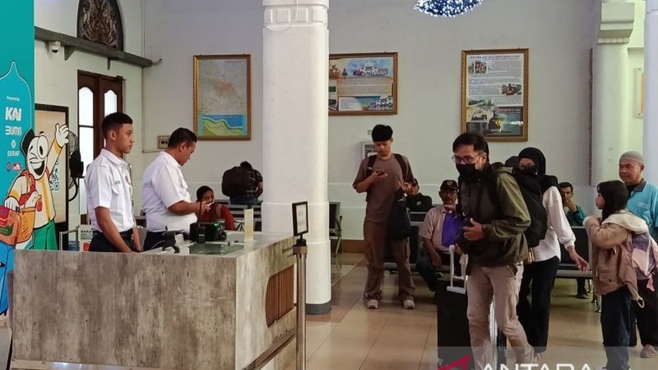 Lonjakan penumpang di Stasiun Cirebon mulai terlihat H-7 Lebaran 2025, KAI Daop 3 Cirebon siapkan berbagai langkah antisipasi untuk kelancaran dan keamanan perjalanan mudik.