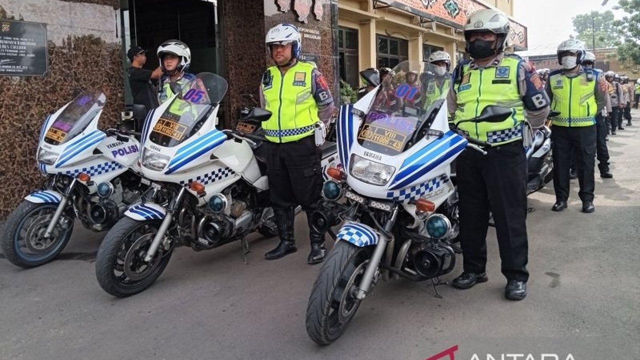 Polresta Cirebon kerahkan 200 personel tim urai untuk mengatasi potensi kemacetan lalu lintas selama mudik Lebaran 2025 di jalur tol dan arteri, serta meningkatkan keamanan lingkungan.