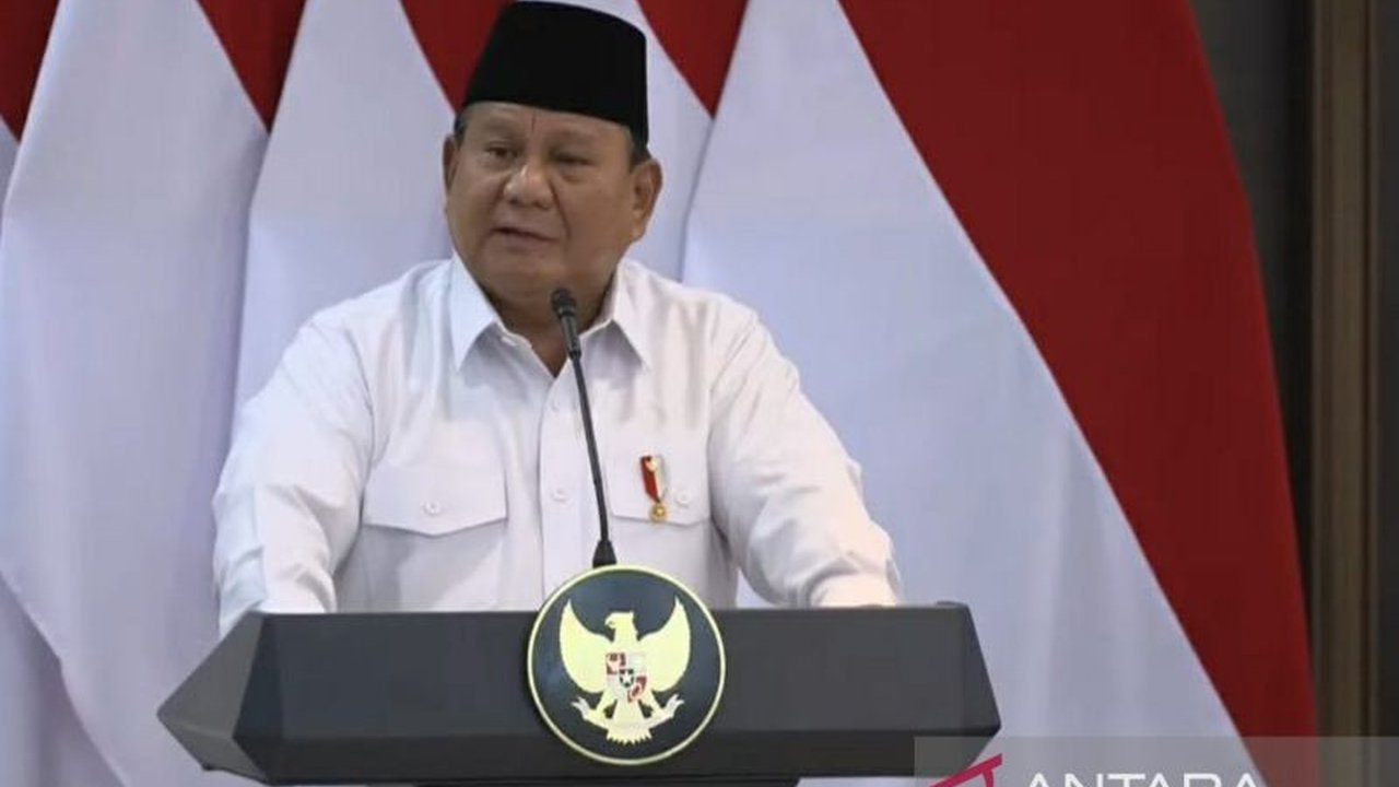 Presiden Prabowo Subianto meluncurkan program Sekolah Rakyat untuk memutus mata rantai kemiskinan dengan membangun 200 sekolah berasrama dalam setahun, menargetkan 53 sekolah pertama beroperasi dalam tiga bulan.