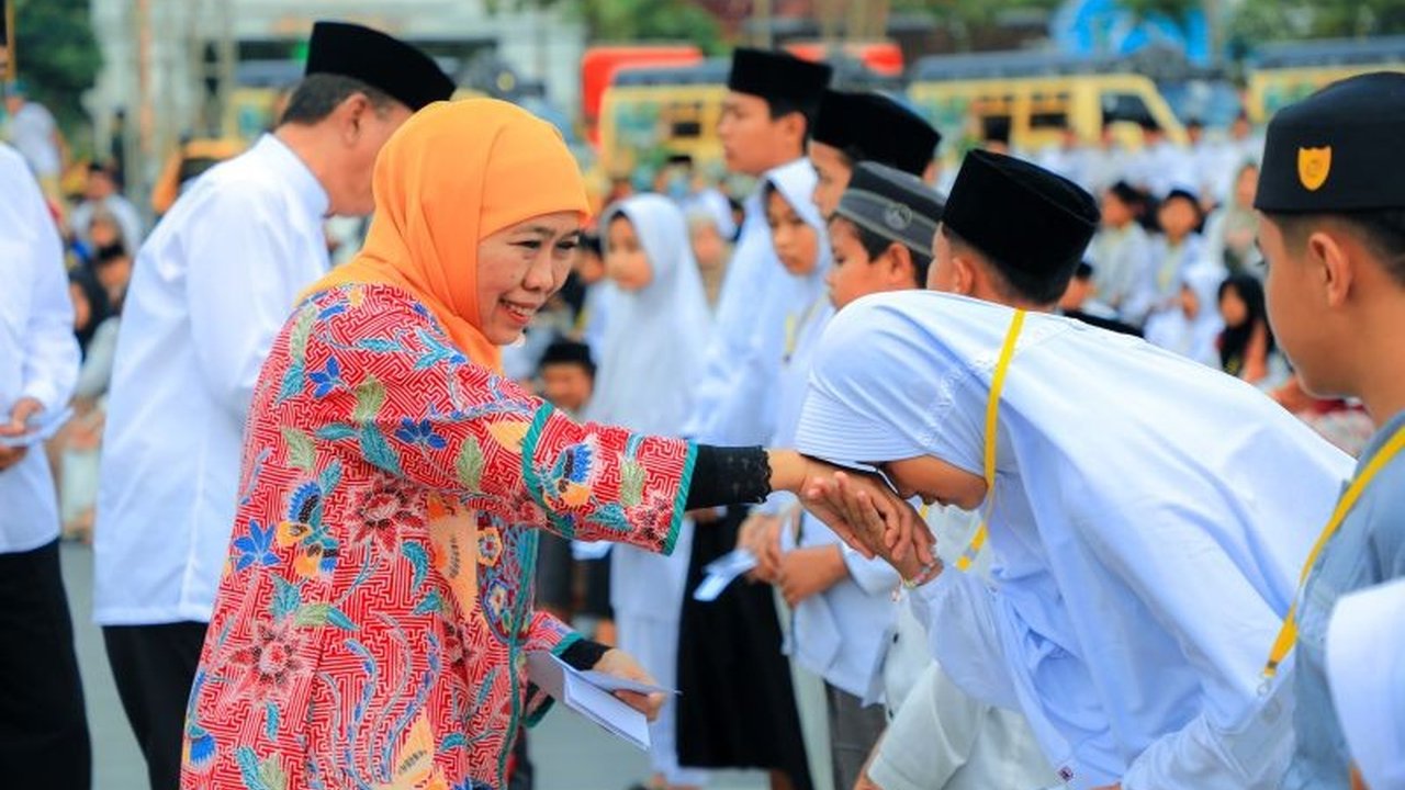 Gubernur Jawa Timur dan Bupati Tuban memberikan santunan kepada 2000 anak yatim di Tuban, sebagai wujud kepedulian dan menyambut bulan suci Ramadhan.
