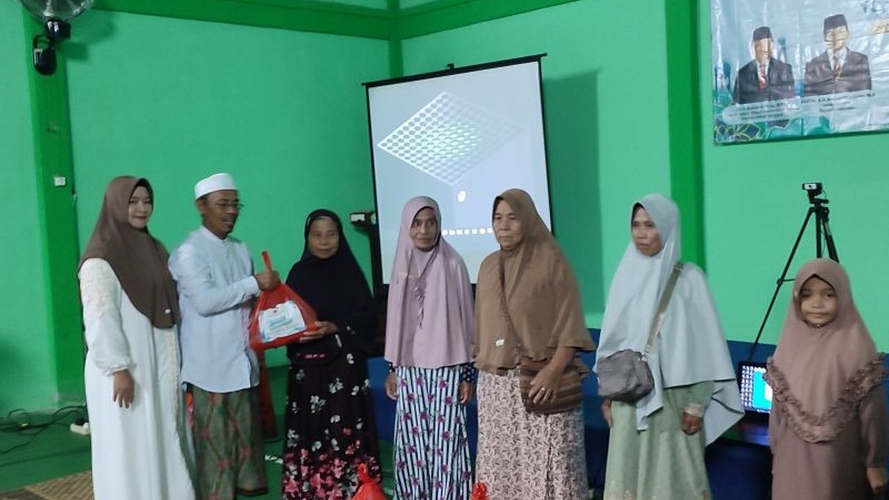 Kemenag Bengkayang Bagikan 600 Paket Ramadhan untuk Mustahik