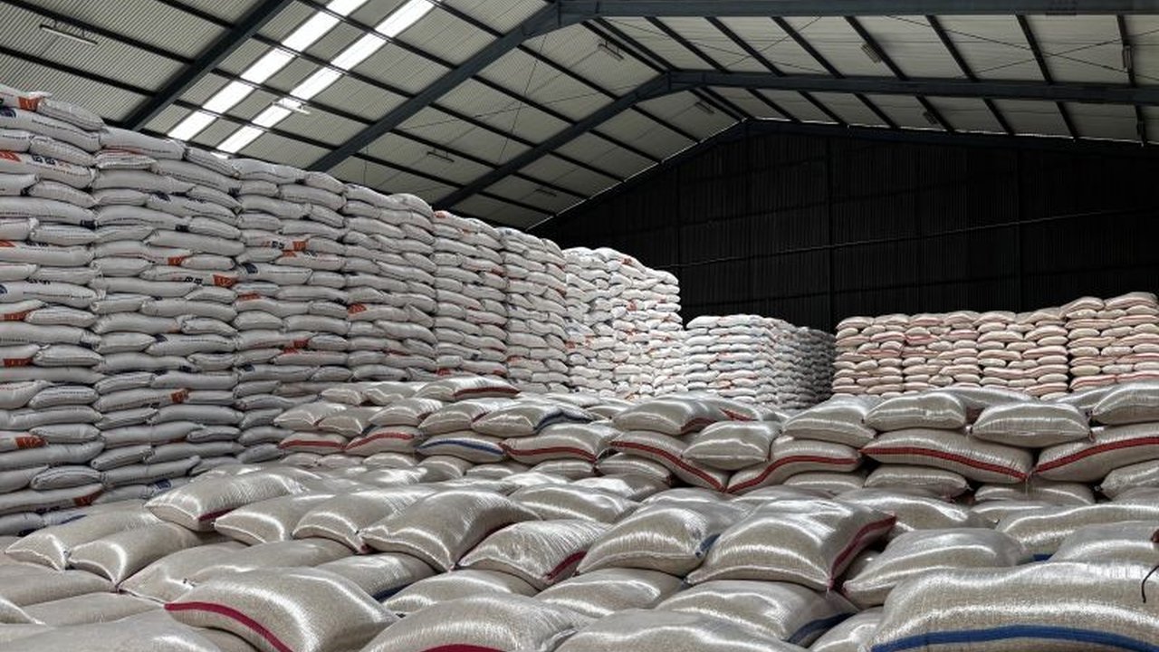 Perum Bulog Jawa Barat telah menyerap 66.000 ton padi hingga Maret 2025 untuk menjaga stabilitas harga beras dan ketahanan pangan nasional, sekaligus mendukung kesejahteraan petani.