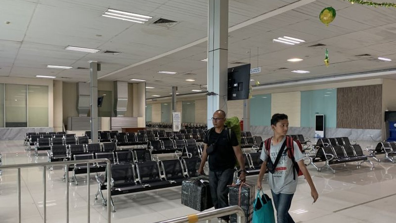 Ratusan pemudik memadati Terminal Penumpang Pelabuhan Tanjung Priok, Jakarta Utara, untuk mudik Lebaran menggunakan KM Ngapulu menuju Sumatera, Batam, dan Belawan.