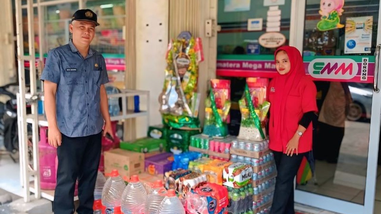 Disperindag OKU melakukan inspeksi mendadak untuk memeriksa keamanan pangan pada paket parcel Lebaran yang dijual di sejumlah supermarket dan pasar modern di Baturaja, memastikan produk layak konsumsi dan aman bagi masyarakat.