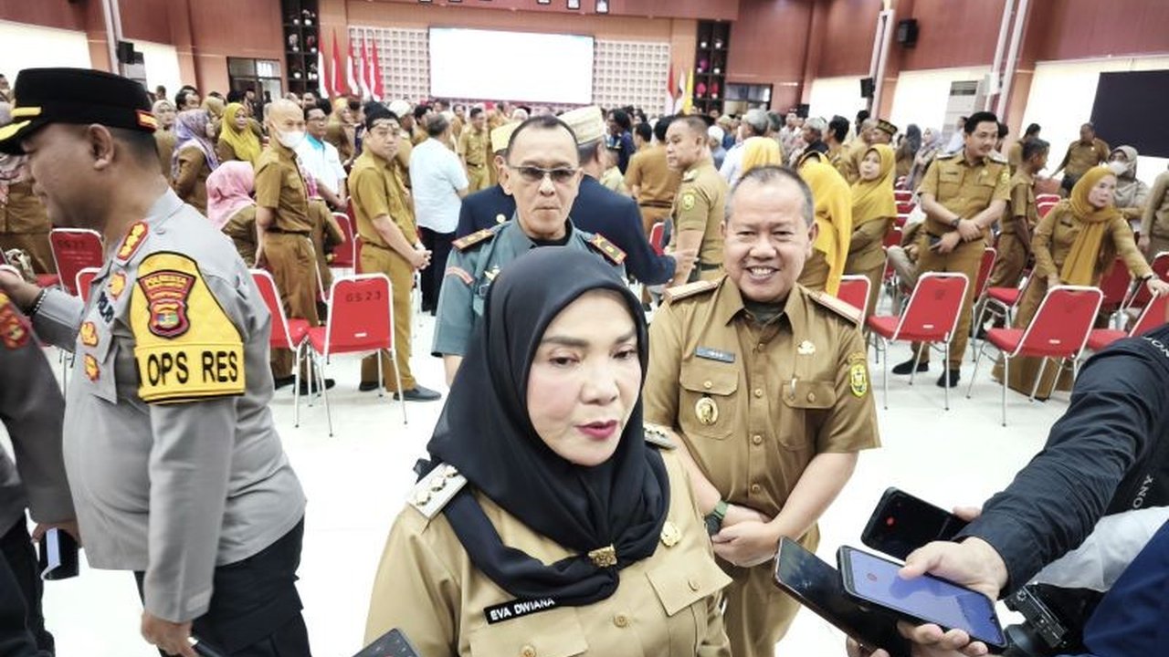 Wali Kota Bandarlampung, Eva Dwiana, meminta pelaku usaha di kota tersebut untuk mempekerjakan warga Bandarlampung minimal 10 persen dari total karyawan guna mengurangi angka pengangguran.