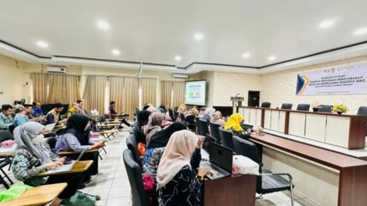 Dinas Pendidikan Hulu Sungai Tengah berkolaborasi dengan Cambridge University melatih 75 guru dalam program peningkatan kemampuan Bahasa Inggris untuk mewujudkan sekolah berbahasa Inggris yang mandiri dan berkelanjutan.