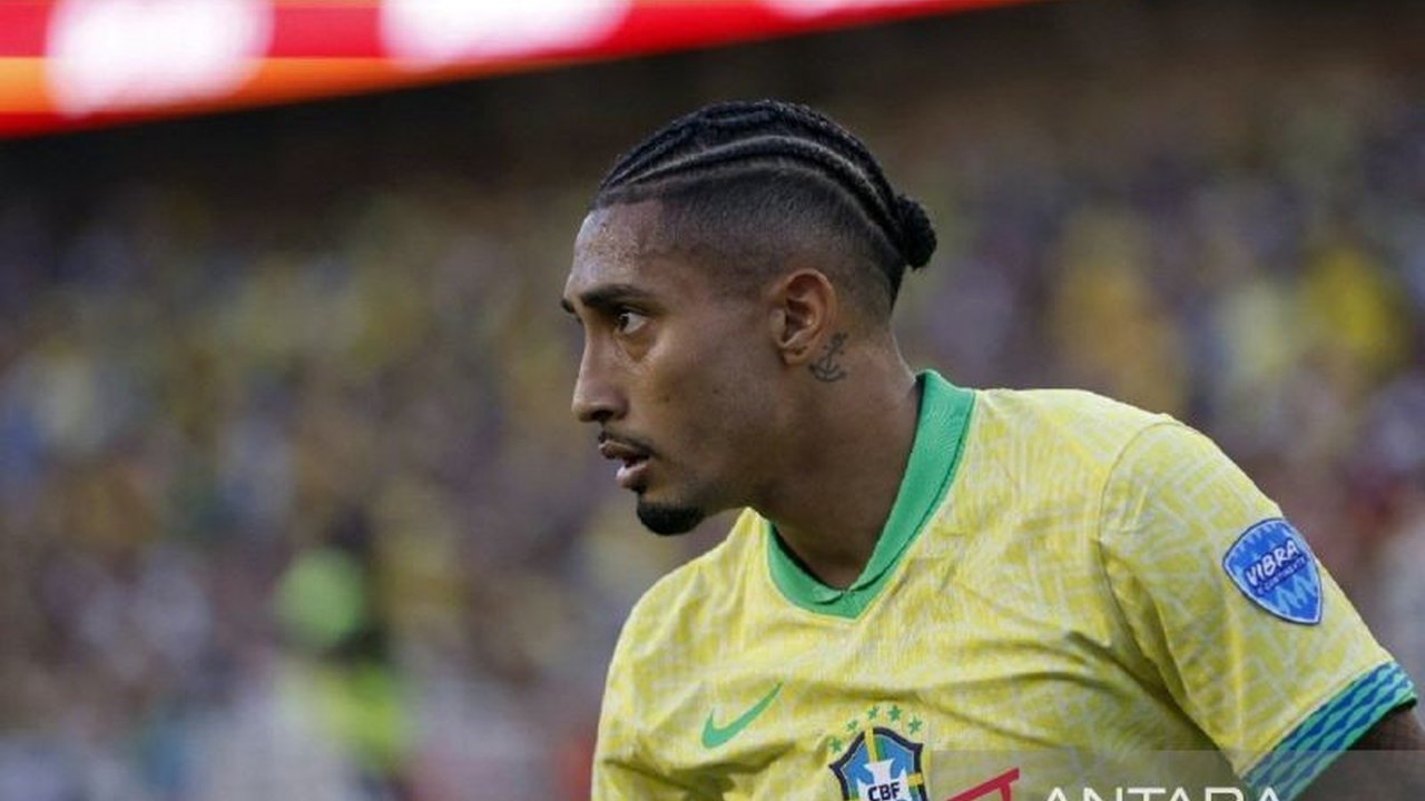 Penyerang Brasil, Raphinha, optimis bisa mencetak gol saat melawan Argentina di Kualifikasi Piala Dunia 2026, meski Brasil punya rekor tandang yang kurang baik melawan Argentina.