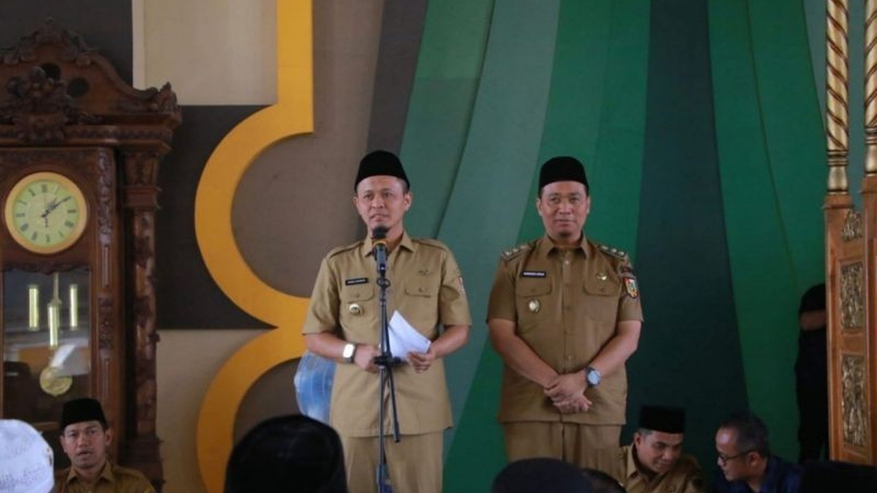 Pemkot Pekanbaru melanjutkan program Pekanbaru Cinta Al Quran pasca Ramadhan untuk membantu 11 ribu siswa yang belum lancar membaca Al Quran, dengan pelatihan guru dan hadiah umroh bagi guru berprestasi.