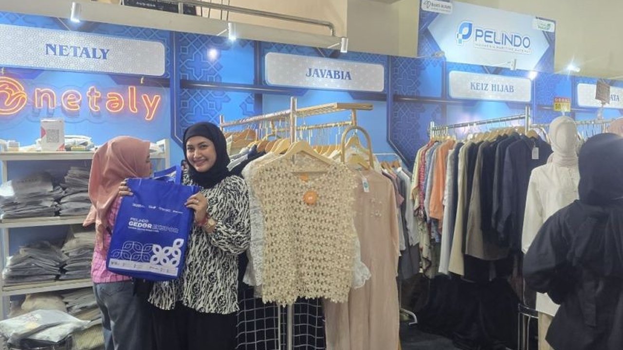 Lima Usaha Mikro Kecil (UMK) binaan Pelindo sukses membukukan omzet Rp324 juta dan menjual lebih dari 1.000 produk di Indonesia Hijabfest Ramadhan 2025, menunjukkan daya saing tinggi produk UMK di pasar fesyen muslim nasional.