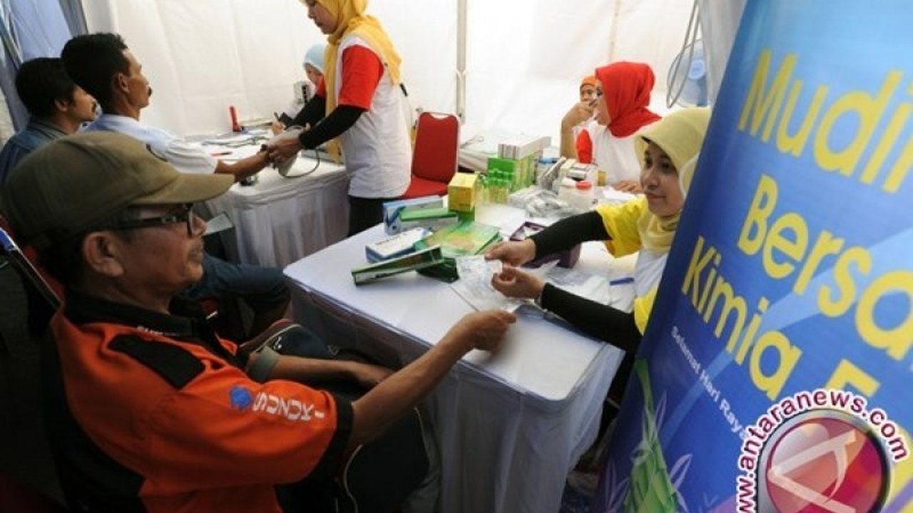 dr. Faisal Parlindungan Sp.PD dari RSUI memberikan tips penting menjaga kesehatan fisik dan mental saat mudik, termasuk persiapan sebelum perjalanan, menjaga pola makan dan istirahat, serta mengelola stres selama perjalanan panjang.