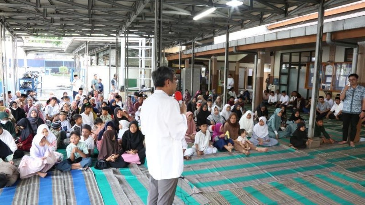 Bogasari Flour Mills, anak usaha Indofood, membagikan 1.620 paket sembako Ramadhan kepada warga sekitar pabrik di Jakarta dan Tangerang sebagai wujud kepedulian sosial.