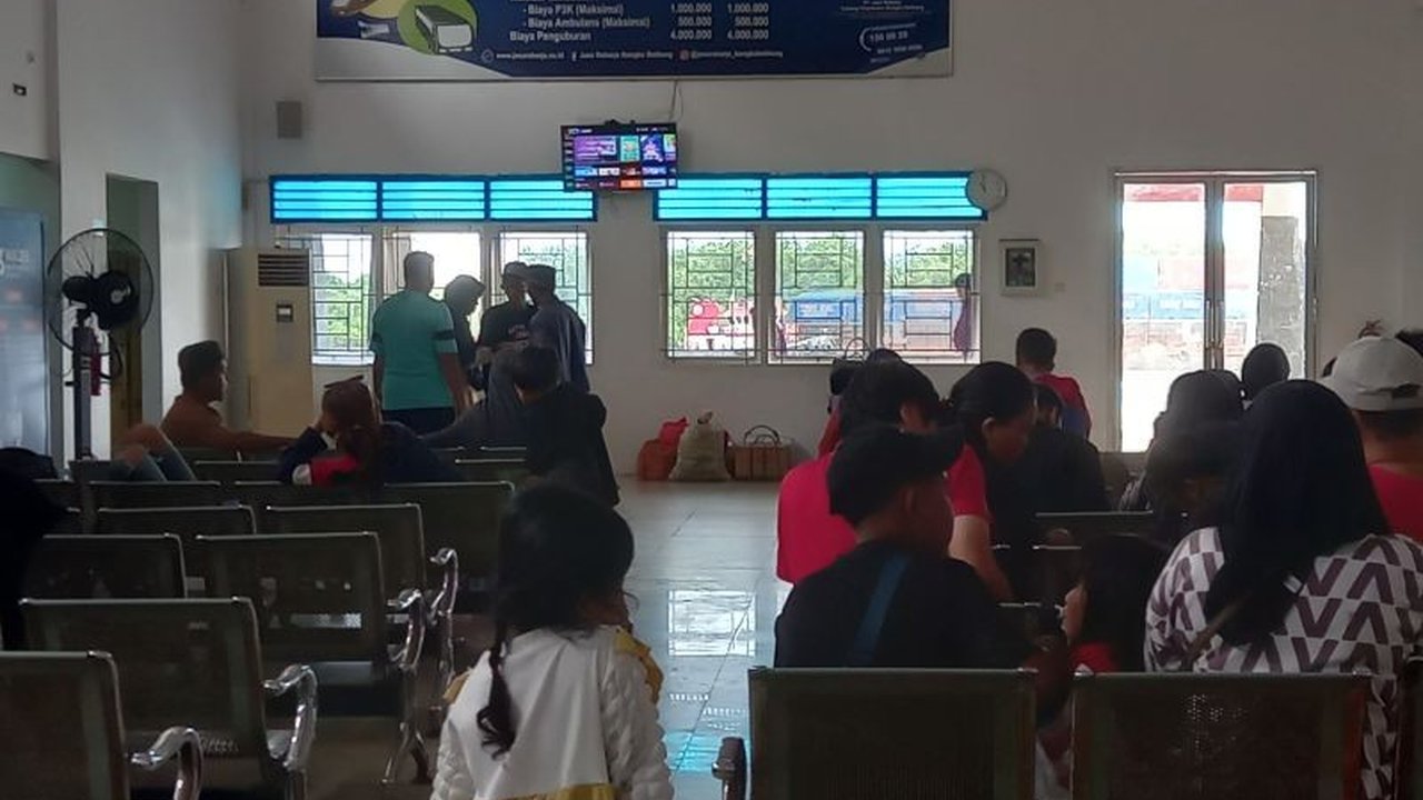 PT Pelindo Regional 2 Pangkalbalam bangun tenda besar untuk antisipasi lonjakan pemudik Lebaran 1446 H di Pelabuhan Pangkalbalam, Bangka Belitung, demi kenyamanan pemudik.