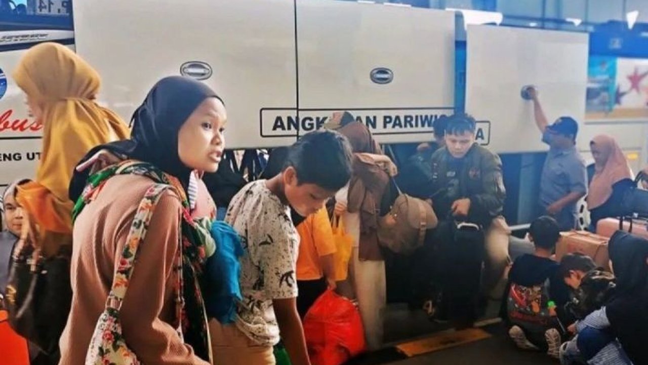 Pemerintah Provinsi DKI Jakarta berencana menerapkan aturan baru dalam Raperda kependudukan, mewajibkan pendatang tinggal selama 10 tahun untuk mendapatkan bantuan sosial (bansos).