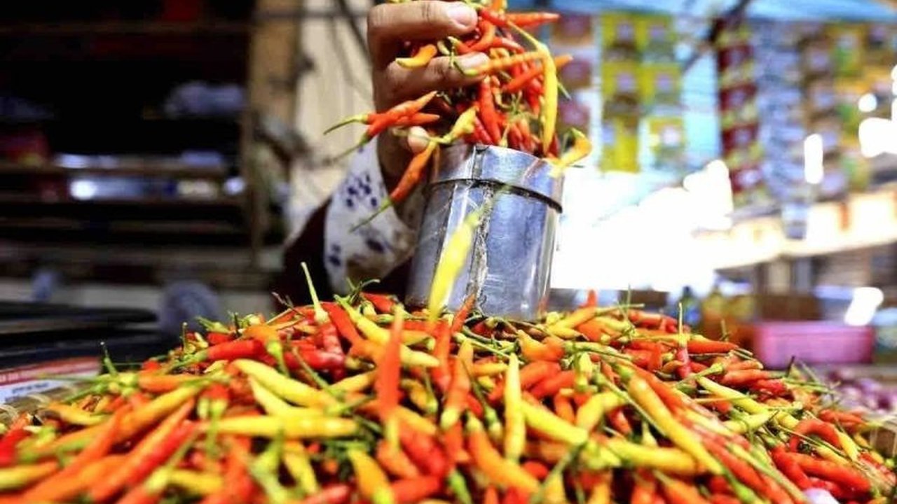 Pusat Informasi Harga Pangan Strategis (PIHPS) mencatat harga cabai rawit merah mencapai Rp100.000 per kg dan telur ayam Rp30.850 per kg, serta kenaikan harga komoditas pangan lainnya.
