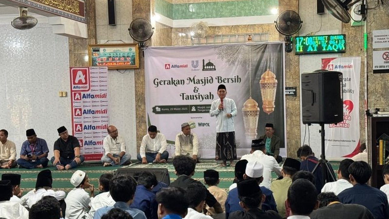 Alfamidi dan Unilever berkolaborasi dalam program Gerakan Masjid Bersih 2025, mendistribusikan 400 paket kebersihan ke ratusan masjid di 11 kota di Indonesia, mendukung kenyamanan ibadah umat Muslim di bulan Ramadhan.