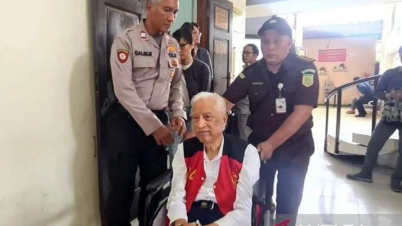 Pengamat hukum mendukung langkah Ted Sioeng untuk banding dan melapor ke KY terkait kasus dugaan penipuan dan penggelapan di Bank Mayapada, menimbulkan pertanyaan perihal batas hukum perdata dan pidana.