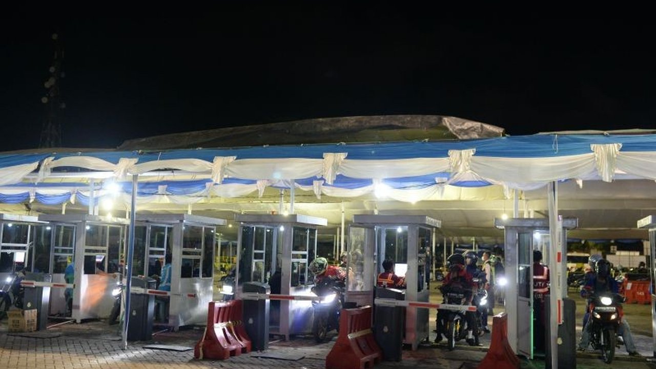 H-7 Lebaran 2025, pemudik sepeda motor mulai ramai melintasi Pelabuhan Ciwandan, Cilegon, Banten, untuk menghindari kemacetan arus mudik puncak.