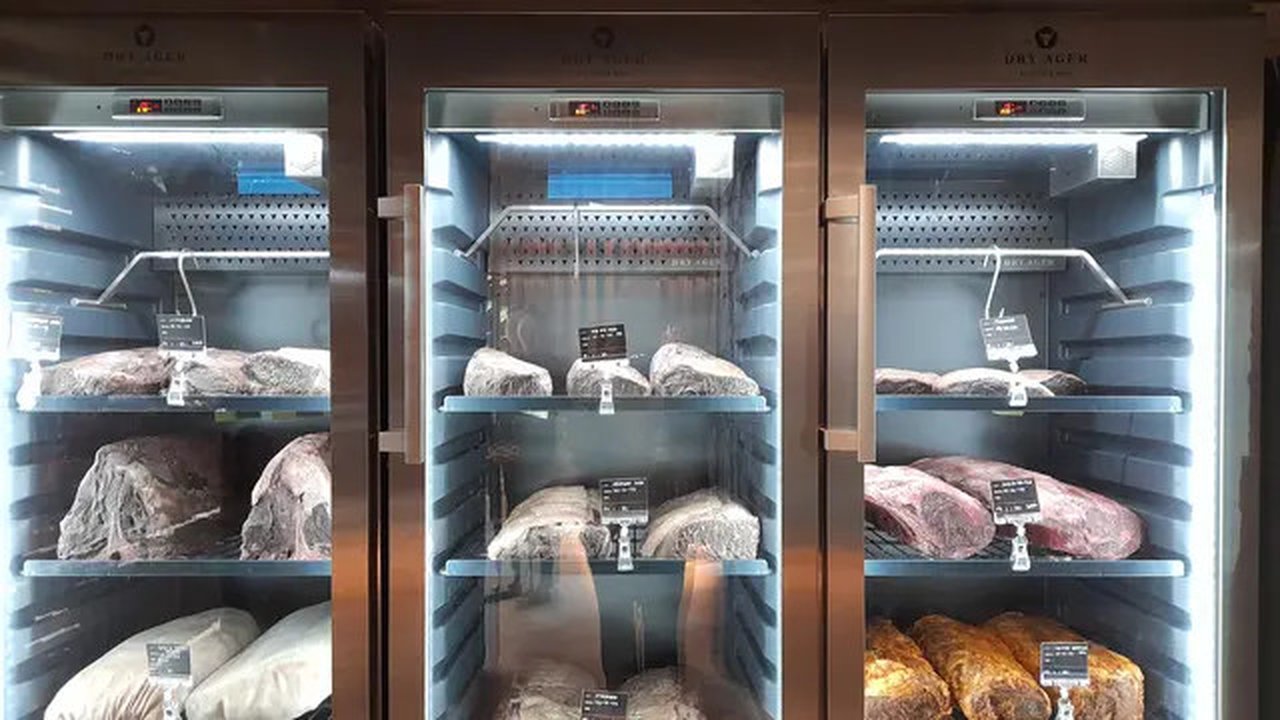Deretan daging sapi mentah yang mengalami proses aging. (dok. Liputan6.com/Dinny Mutiah)