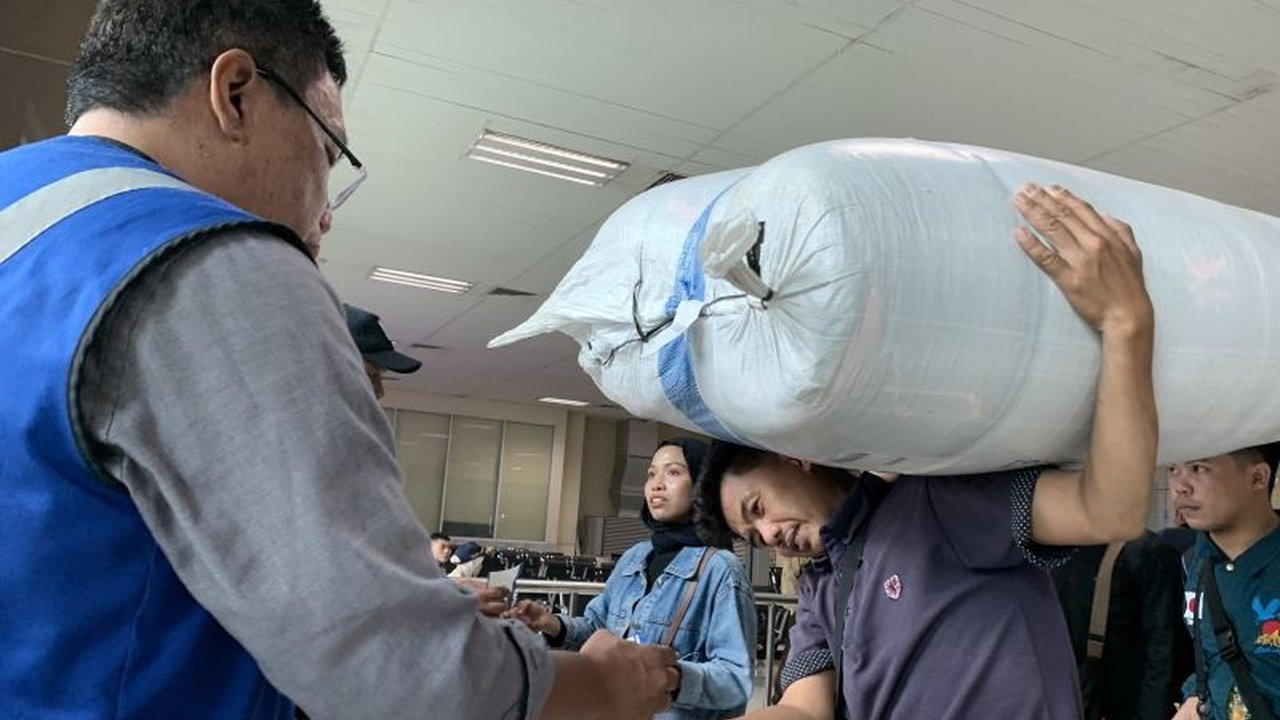 Tingginya harga tiket pesawat membuat warga lebih memilih mudik Lebaran menggunakan kapal laut yang lebih ekonomis, meskipun membutuhkan waktu perjalanan lebih lama.